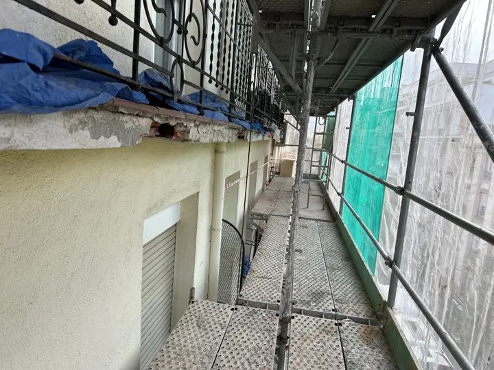 Reparación de balcones desde el andamio · 2023
