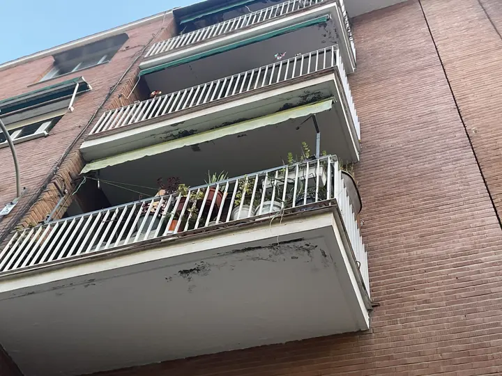 Balcones en fachada de ladrillo · 2026