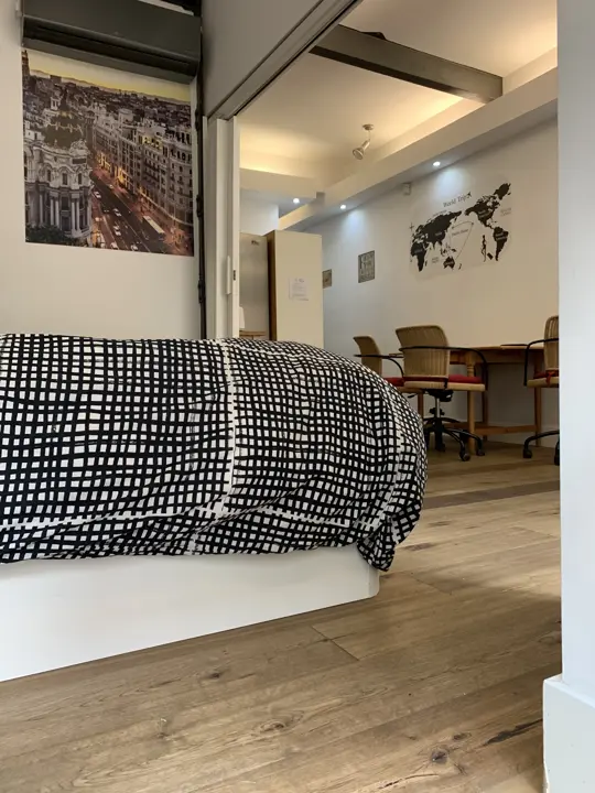 Dormitorio con suelo de madera · 2020