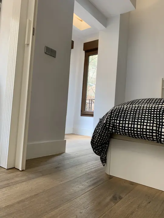 Dormitorio con suelo de madera · 2020