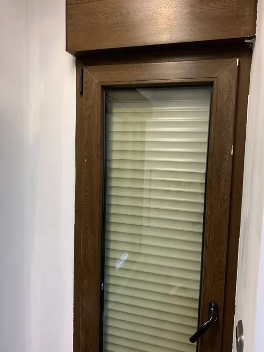 Ventana de madera con persiana · 2020