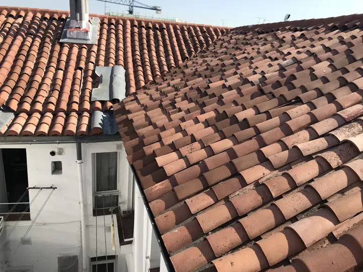 Faldones de teja árabe sobre el patio · 2018
