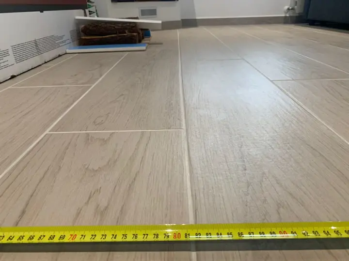 Solado de gres porcelánico imitación madera · 2020