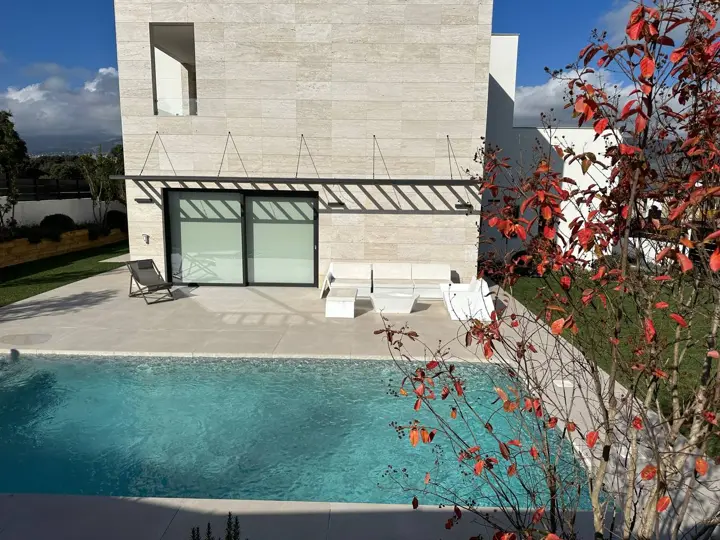 Piscina y jardín · 2022
