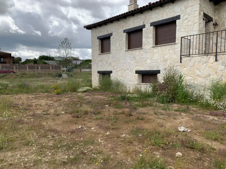 Parcela antes del ajardinamiento · 2020